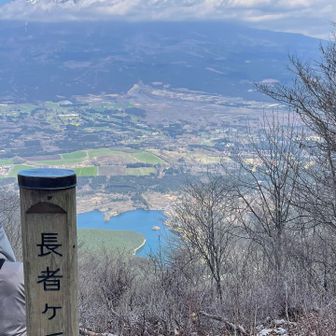 山頂からの富士山　平日でもお昼時で賑わってました
