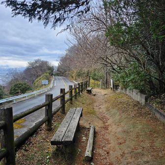 十三峠に着きました。
在原業平はここを越えて女のもとへ通ったそうです。すごいな夜這いパワー、じゃなくて、偉大ですね愛の力って。