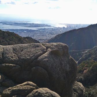 堡塁岩
小さな青い看板🪧の横を下って登り返した先にあります😱