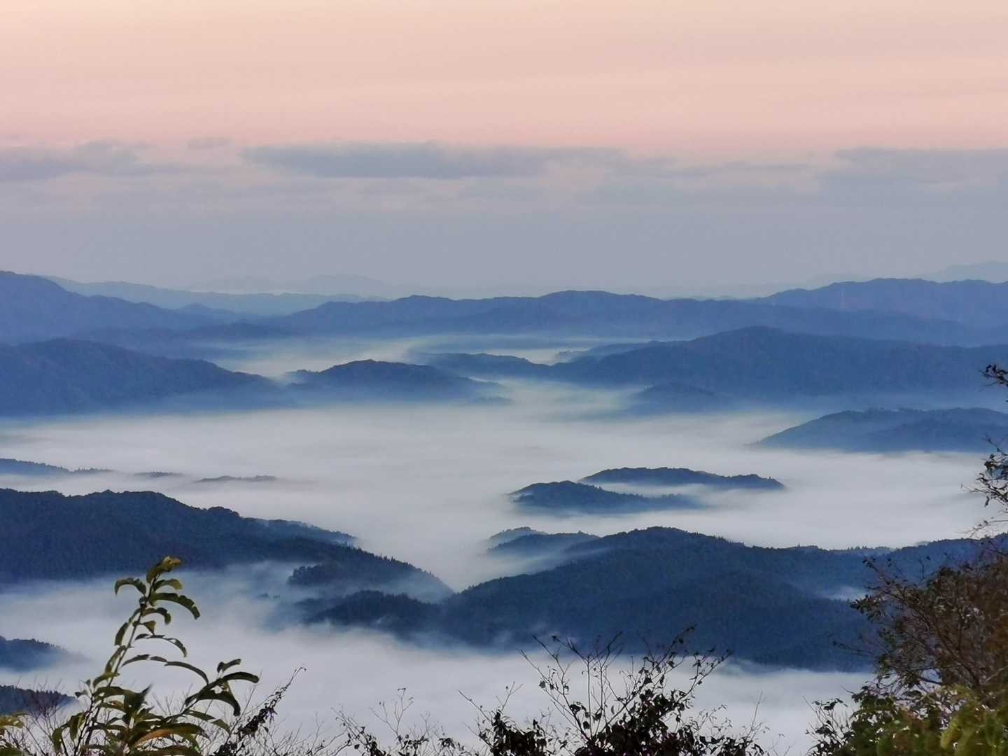 北側の近くの雲海が幻想的ですね。