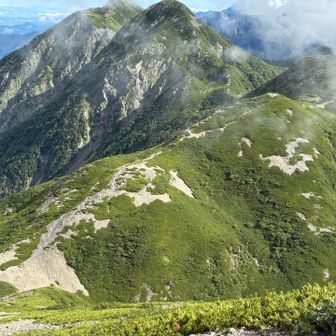 手前小兎岳への稜線
奥に中盛丸山と大沢岳