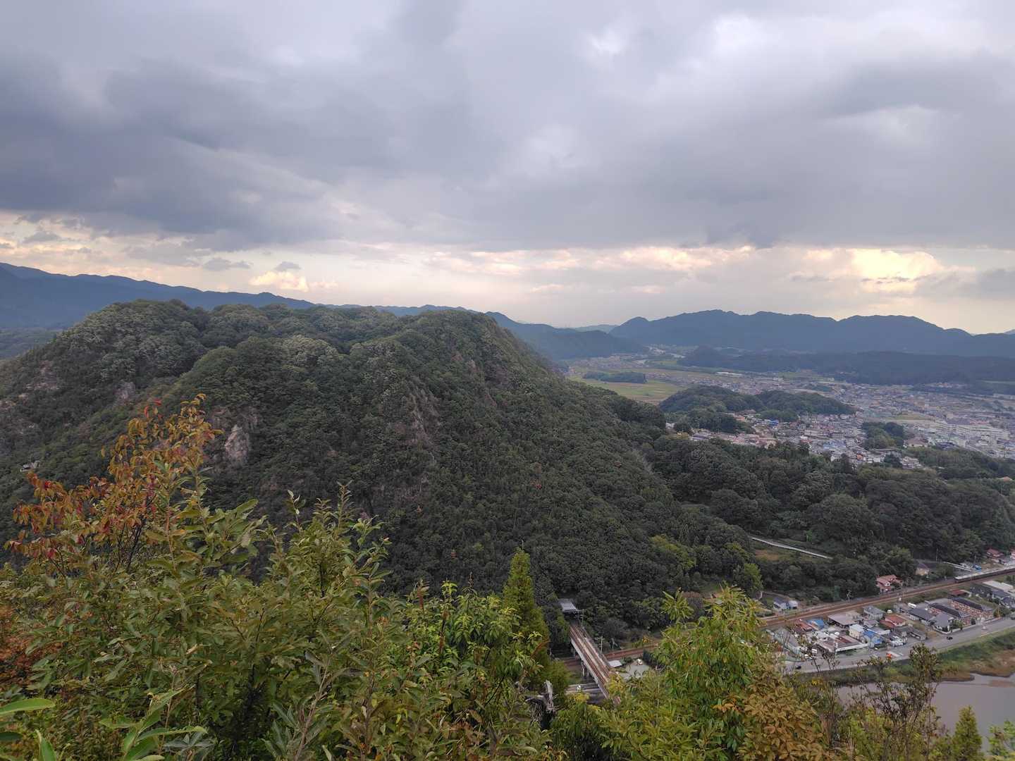 向かいの山は高山城
高山城は小早川茂平築城。隆景が入城後、沼田川（ぬたがわ）対岸の新高山城へ移したそう