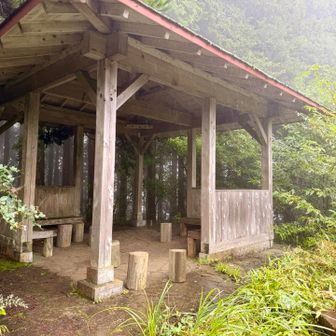 屋根あるやん。
大岳山の山頂じゃなくて、ここで昼休憩すればよかった...