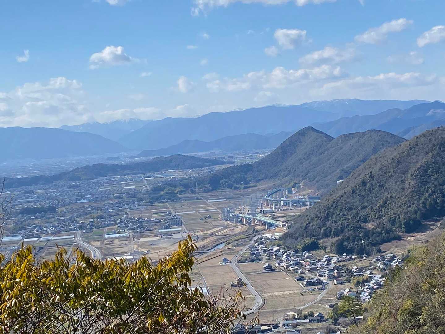 山裾に道路建設が進んでいます
ここが開通すると養老山系を抜けて、我が故郷の三重にもつながってまいります😆