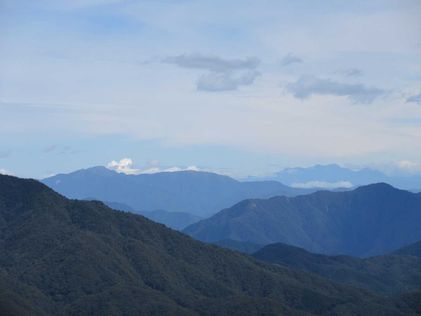 左に能郷白山、右奥に白山