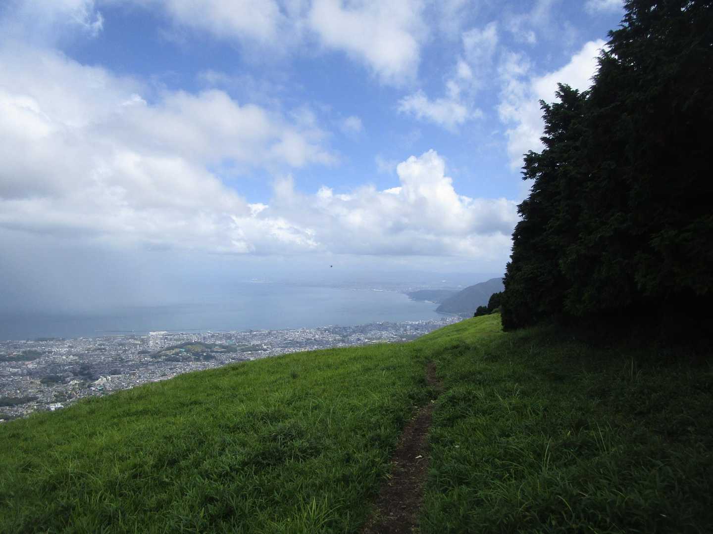 振り返ると晴れている…下山…