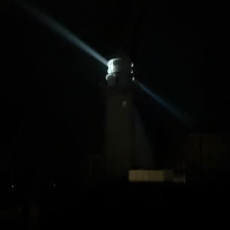 観音埼灯台💡

ここで面白い出会いが😁
観音崎遊歩道付近に一台車が停まり、3人組若者が遊歩道へ。我々のコースも遊歩道〜灯台〜観音崎(海側)だったので彼らの後ろを行くと、「あの人もうちらの後ついてきてるんだけど😱」と。「私怪しい者じゃありません、藤沢から横須賀までのナイトウォーキングレースのコースなんです💦」と伝え、一方彼らは心霊スポット巡りに来たと！こんな時間に😳
4人でキャーキャー言いながら頭上のライトで私が途中まで先導し、「うちらこっちみたいなんで〜」とお互いの幸運を祈りながらお別れ。
ひとときの楽しい時間でした😊

が、その後もこの遊歩道には街灯が一切なく、木は生い茂り、足元も緩やかな階段になっている為、頭上と足元を見ながらの歩み、ウォーク中最も怖く緊張した時間帯でした😮‍💨