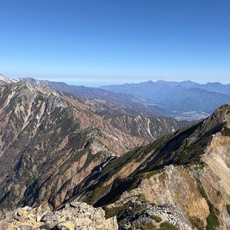 鹿島槍ヶ岳北峰から白馬岳に至る後立山北部の山々が見えます