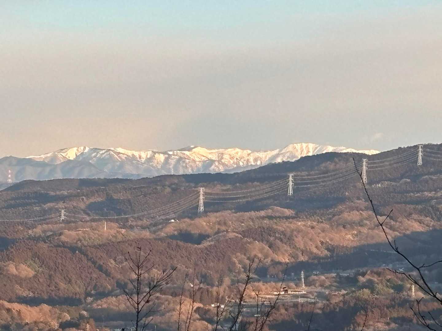 北に『白砂山』『稲包山』あたり上信越国境の山々が白い。