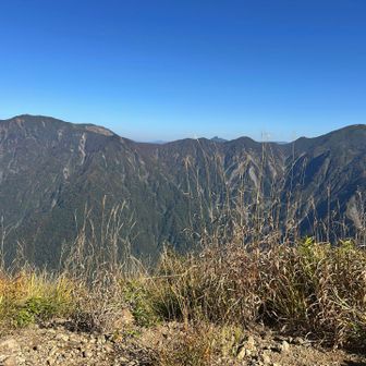 左側は、越後駒ヶ岳。右側には、中ノ岳。