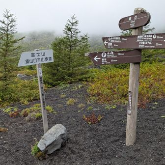 幕岩方面に下りていきます。
