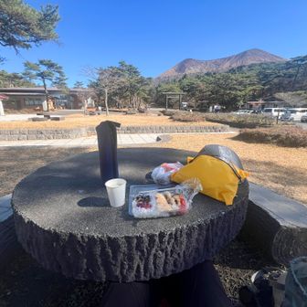 高千穂河原に到着。
ここで早めのランチをいただきます。
駐車場は多くの車です。
ランチ後一息ついて、霧島東神社に折り返しました。