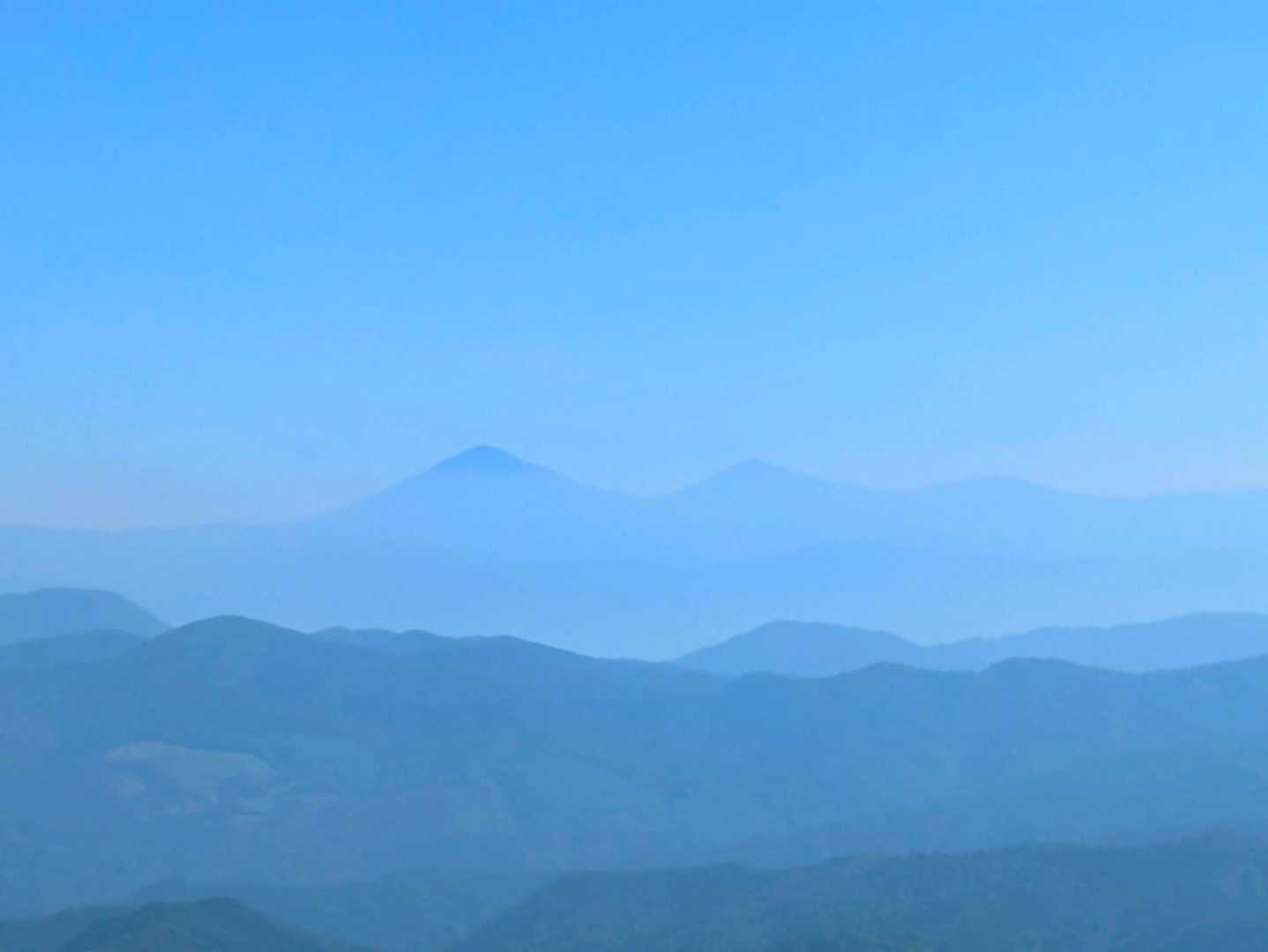 そして、さっきからモヤっと見えてる早池峰山

ギザの大ピラミッド群みたいだ