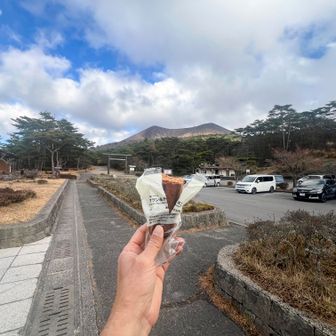 高千穂河原の戻って来ました。
後は、高千穂嶽道を降るだけです。
お菓子で糖分接種。