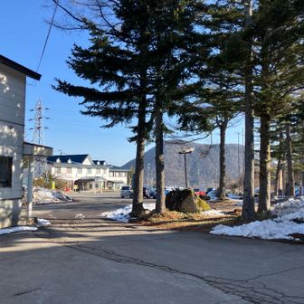 湯の丸スキー場の駐車場を出発します。