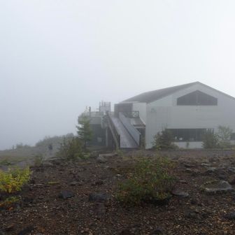 今回の登山は黒沢口ルート。ロープウェイを降りるとガスの中。今日は天気が良いはず、と思いながら登山スタート