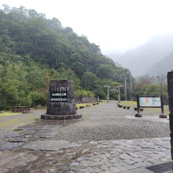 別当出合の屋根のある場所へ待機。しっかり本降りです。