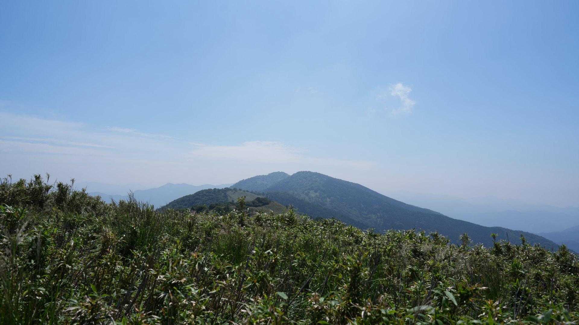 手前から鍋ヶ谷山、船木山、後山