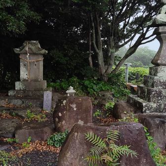 山頂には祠　🙏
