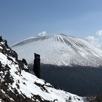 垂直に立った岩