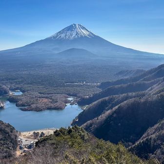 展望ポイント
手前の大室山を富士山が抱いているように見えて「子抱き富士」と呼ばれているらしい
これはキレイだ✨

精進峠に下る直前にコースを少し脇に入った先にあって目立たないので通り過ぎ注意