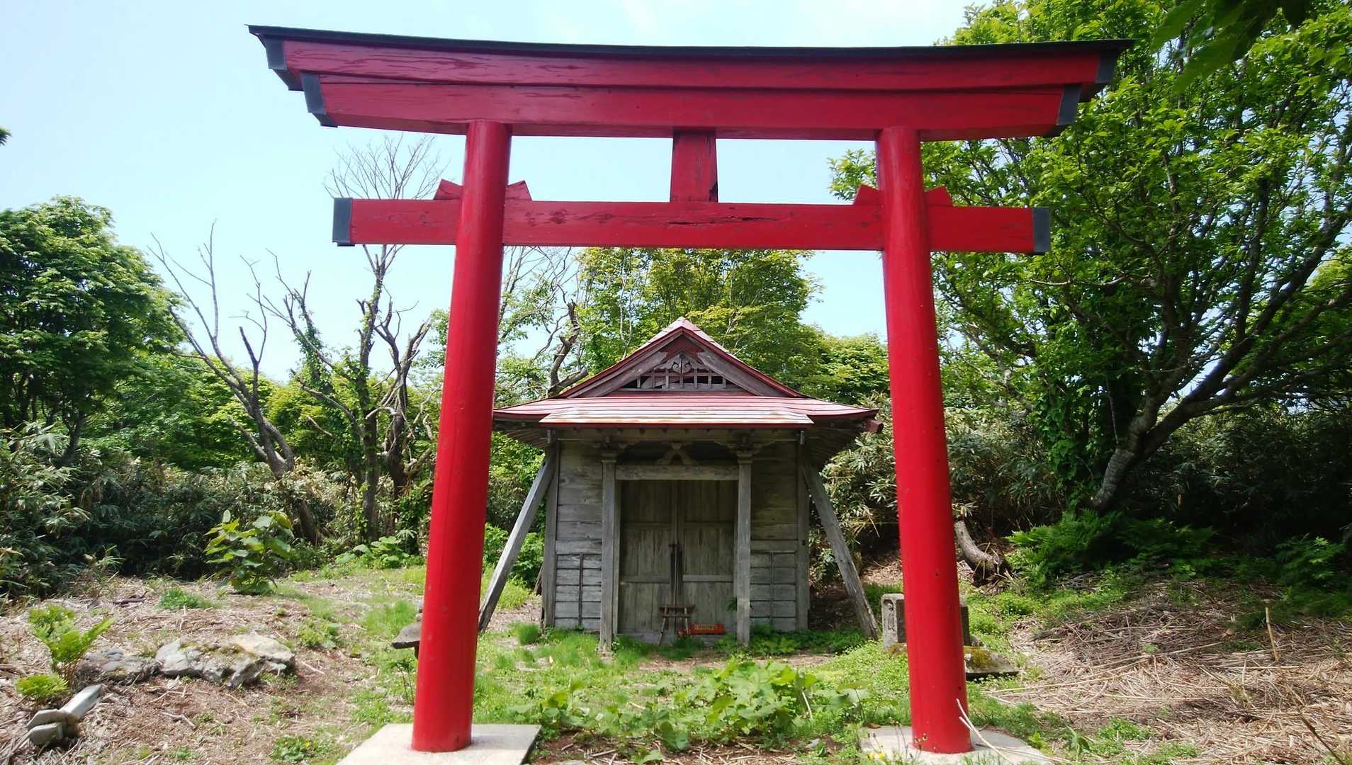 車道から脇に少し入ったところに
〖赤神神社中宮⛩〗があります😌