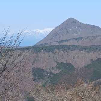 鈴ヶ岳の左側に上州武尊山が見えてきた