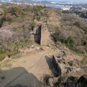 鷹取山展望からの崖や追浜方面の風景