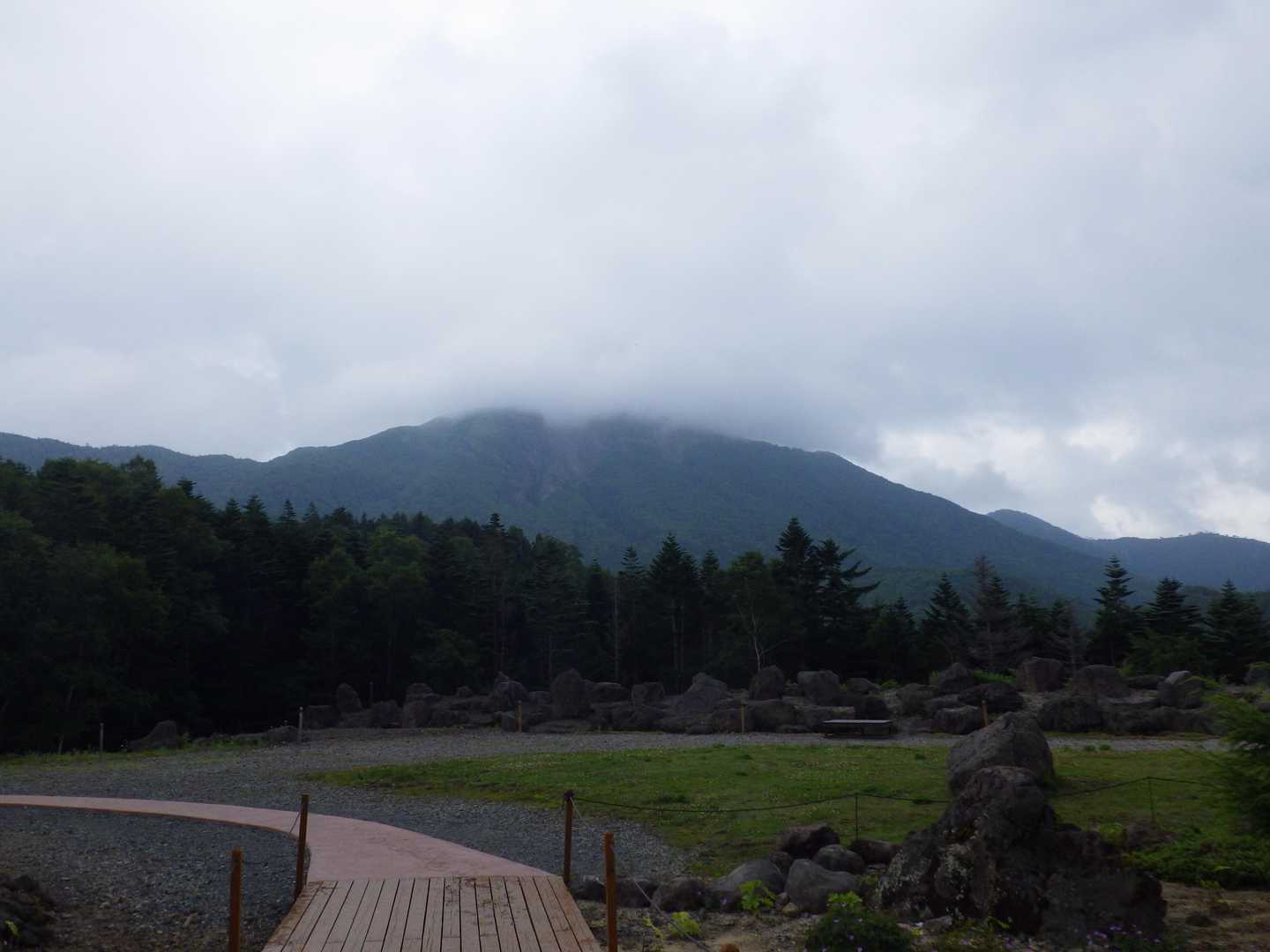 日光白根山、山頂付近がガスってる。
それに軽く雨降り出した。
