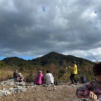 砲台山　
高射砲がここに配備されていたと他の方の活動日記で知る
ここで早い昼食
目の前がこれから登る足立山