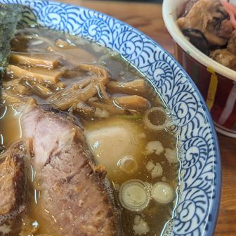 中華そば専門 とんちぼ
特製中華そばと豚ばら軟骨ごはん
ニボ感は濃厚だけどちょっとしょっぱ過ぎる。刺さる人には刺さるんだろうなぁ…自分は好きになれない😗