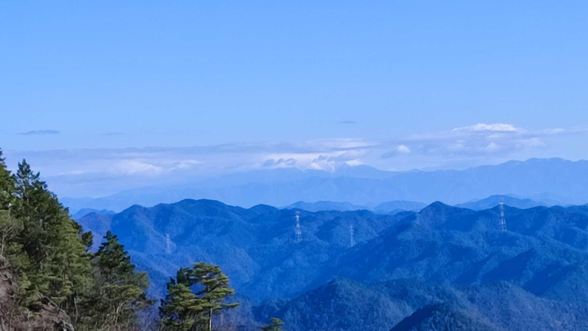 御嶽山は頭を隠してる