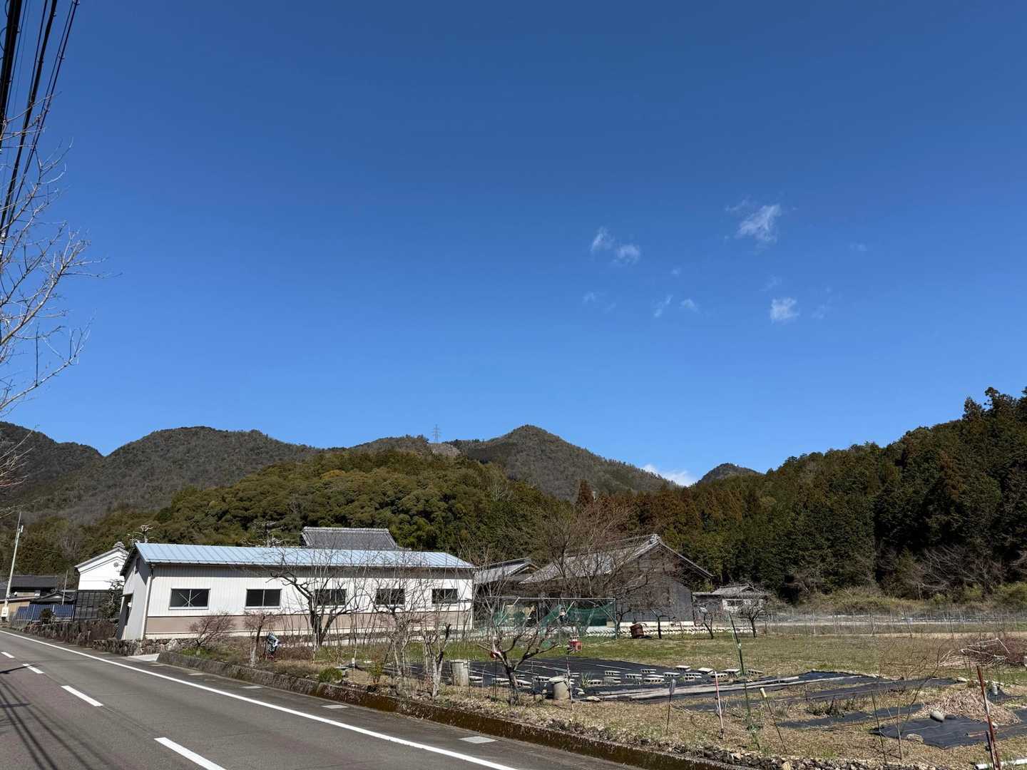 駐車場に戻る道中からの今日歩いた山々⛰️
右側のヒョッコリ山が誕生山⛰️
途中で通った鉄塔が分かりやすい☺️