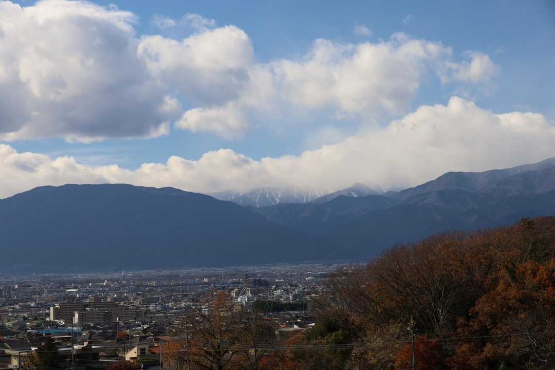 アルプスは雲に隠れ気味