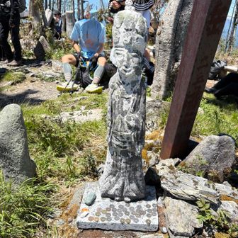 山頂ゲット。今まで気付かなかったけどこのお地蔵さん、帽子の周りと上に顔が並んでいる