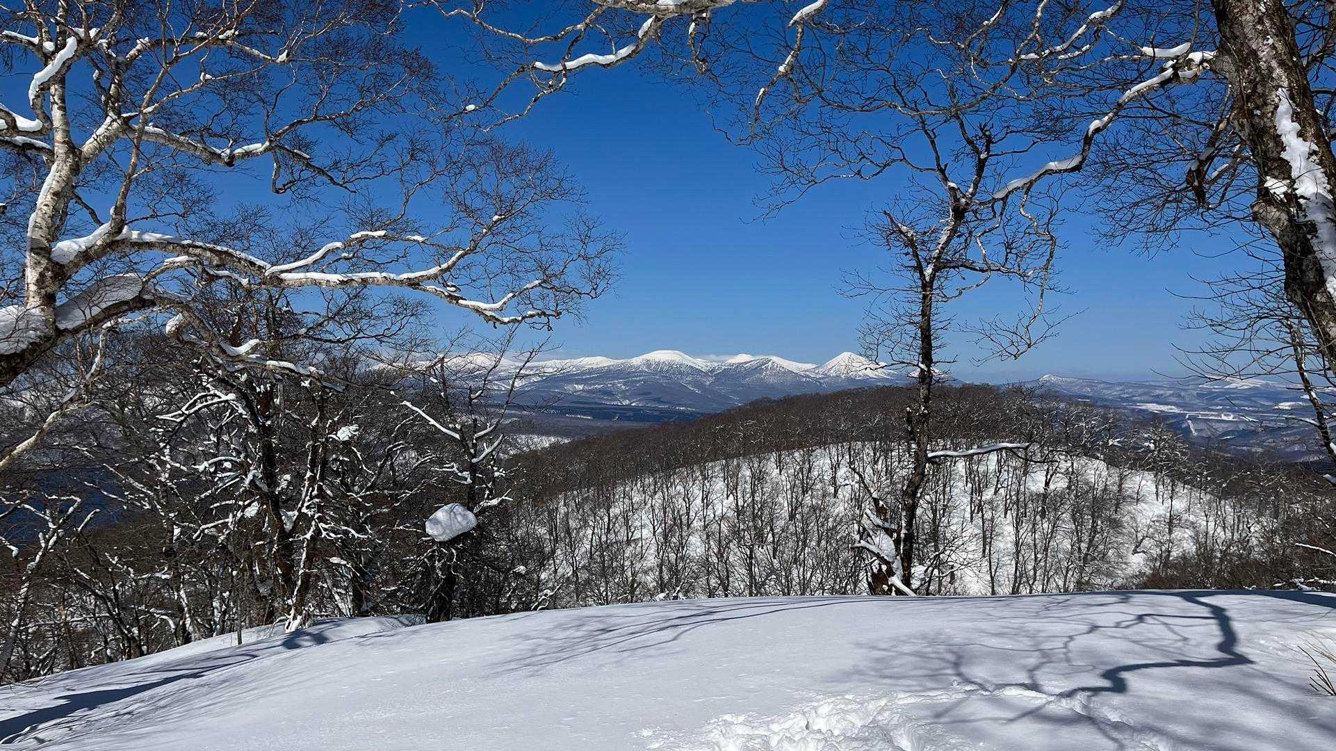 八甲田連峰チラ見せ🫣興奮させる山ですね💡