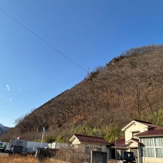 和合城跡の登山口に降りたところは北国街道の下塩尻。和合城跡から南側は断崖絶壁で、かつては千曲川が崖下を流れていて「岩鼻の嶮」と呼ばれた。岩場を掘削した「六寸街道の切通し」を通ったといわれていて、葛尾城の下の横吹八丁と並んで北国街道の難所だったという。