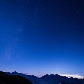劔方面の夜。
月が明るいので天の川も薄いなぁ。