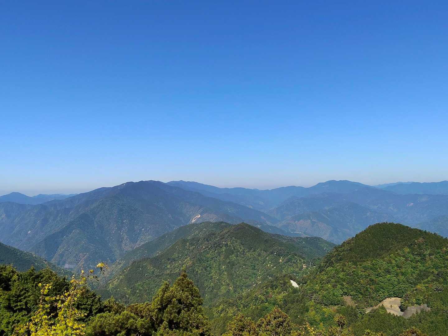 果無山脈が左の方に。