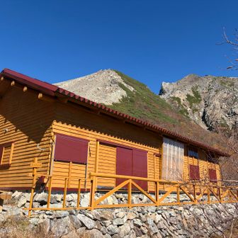ちょうど最後の小屋締めを
していた小屋番さんと
しばらくお話し☺️
顔はゴリラみたいでしたが
とても優しい方でした☺️