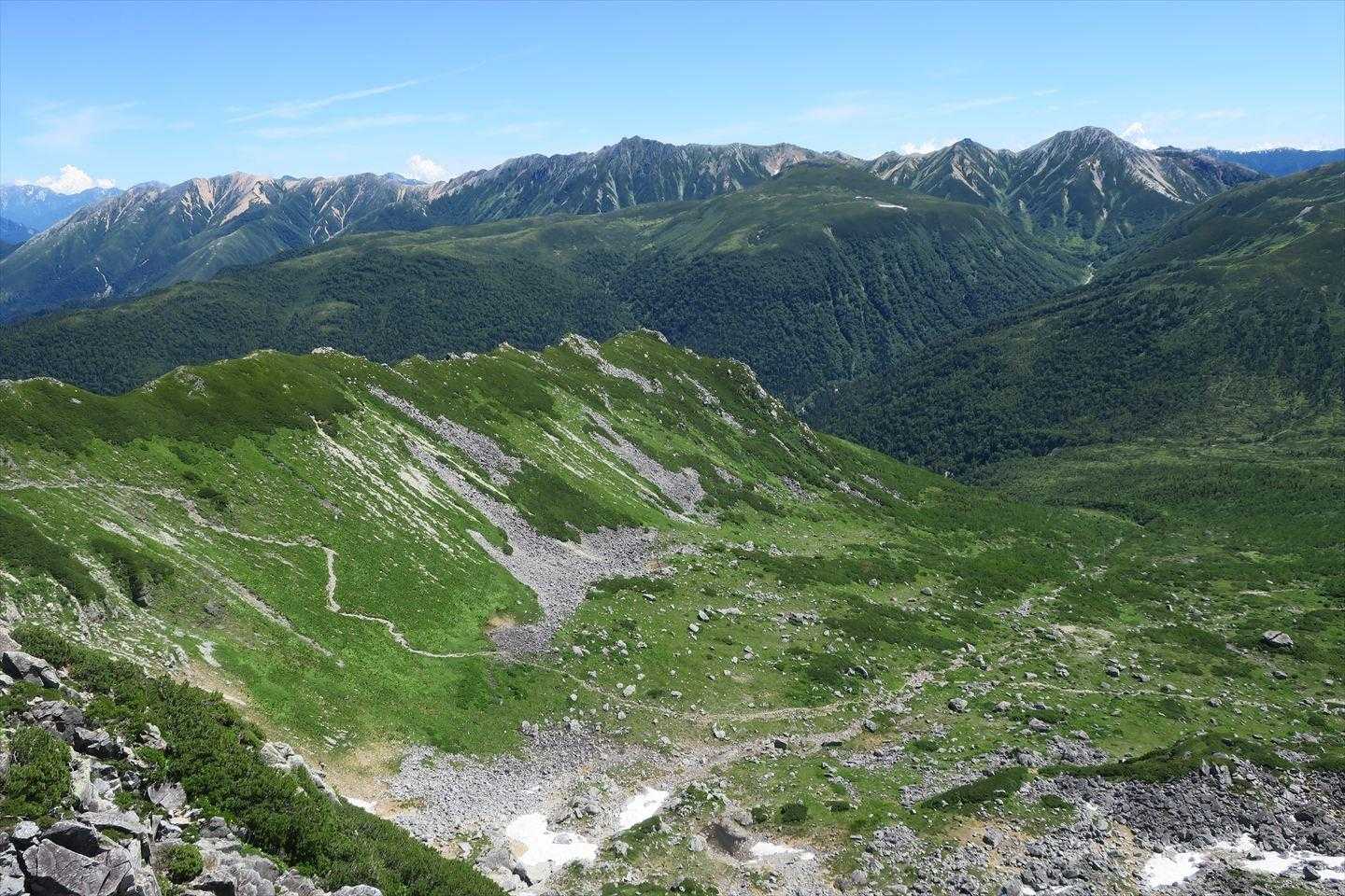 黒部カールは美しい。カールの中を歩けるのは黒部五郎岳のみ。赤牛岳は特徴的に赤く見える。水晶も黒い。