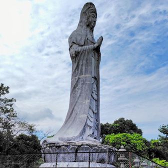 山頂に鷲峯山平和観音像が佇んでいます🙏🏻
皆さんの寄付で建立されたようです。
🌸の木が何本もあり、満開の🌸の頃や紅葉🍁の頃に来てみたいです