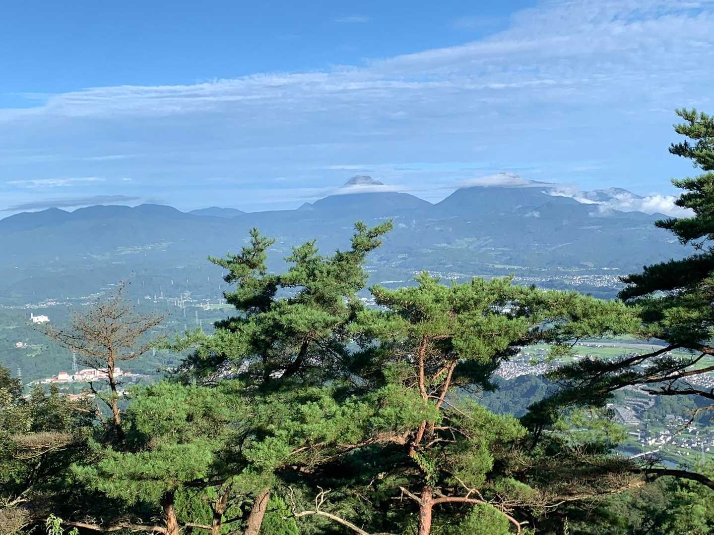鶴見岳も由布岳も少し雲がかかってる〜