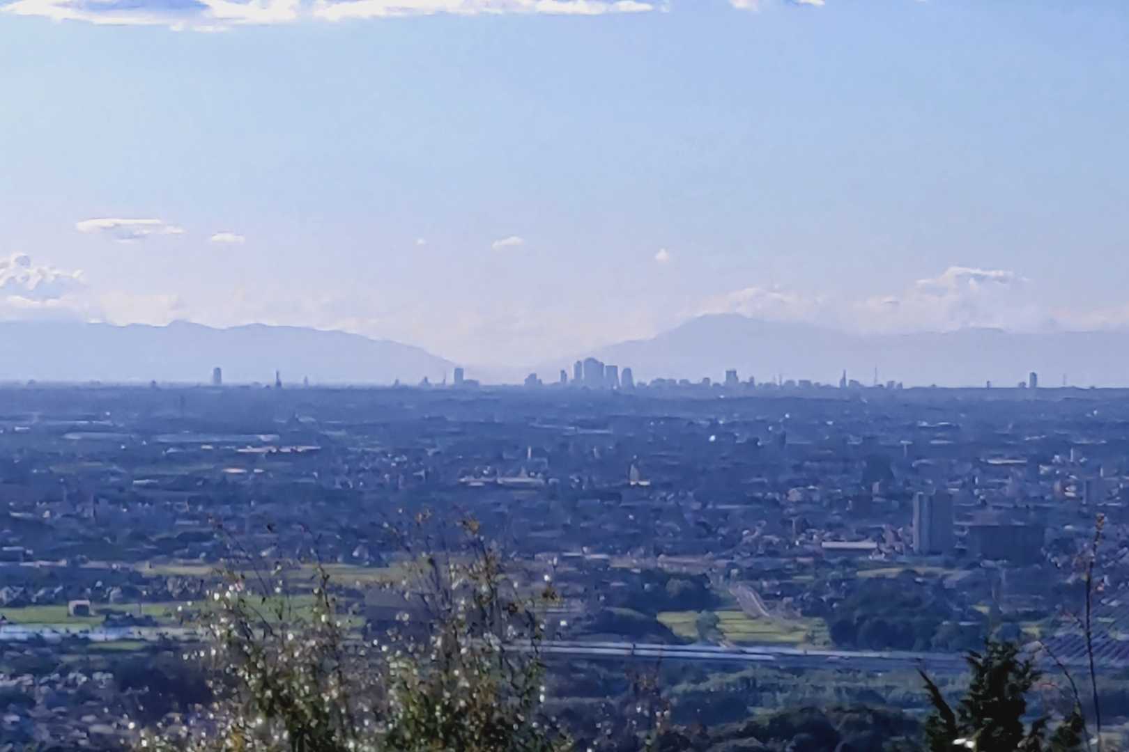 展望台からの眺め👀名古屋ビル群と左側、養老山脈⛰️
右側、伊吹山⛰️(百名山)