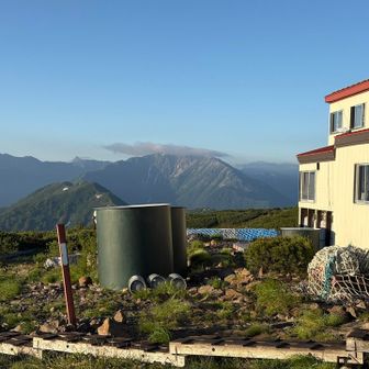 遠くに槍ヶ岳…手前は水晶岳⁇
昨日見えなかった山々グルリ見えています
☀️バッチリ日焼けしそう💦