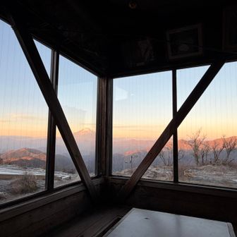 寒くなったから小屋へ
これの繰り返し何度かして朝の絶景を満喫
休憩室からも綺麗な富士山バッチリ👌