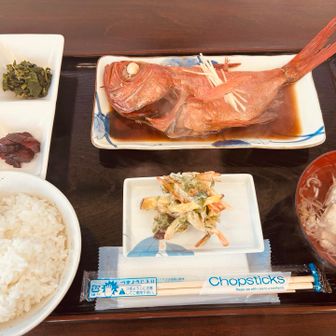 前浜港近くの　よっちゃれ食堂
金目鯛の煮付け定食🐟

甘辛いタレ　ふわふわ金目鯛の身
食べてよかった😊