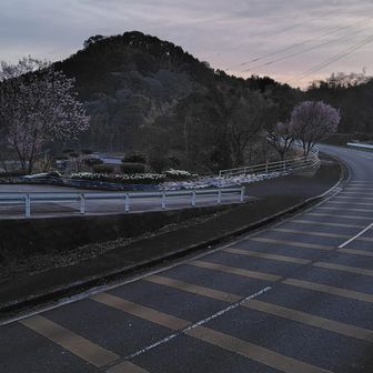 まだ薄暗い飯盛山