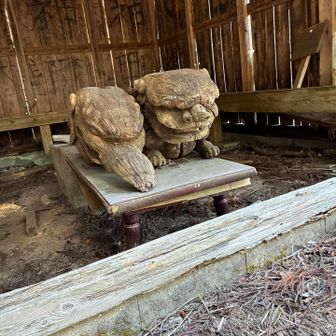 木彫りの狛犬？と龍？