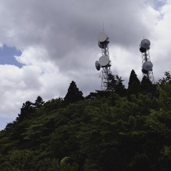 高速走ってて、
隣の山頂からもシンボル